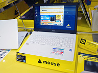 マウスの“新ロゴ”がデザインされたノートPCが先行展示 （取材中に