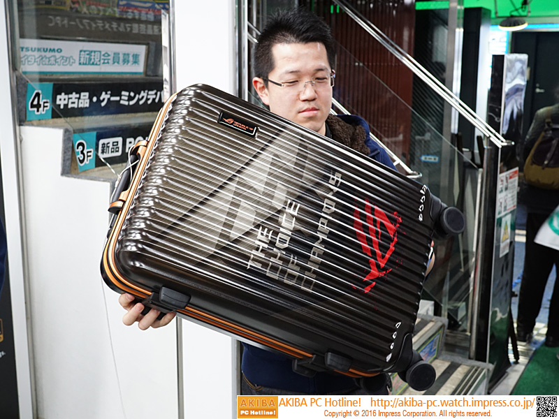 本体が収納されているスーツケース