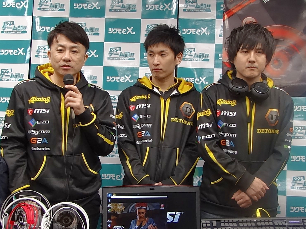 DeToNatorの代表、江尻氏（左）と、Overwatch部門のStylishNoob選手（中央）、YamatoN選手（右）