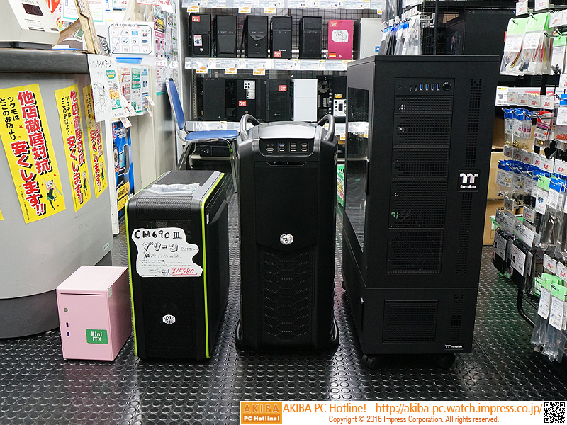 左から2番目が一般的なサイズのATXケース