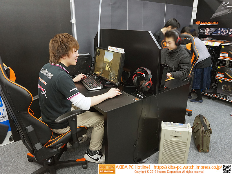 プロゲーマーと参加者が対戦するコーナーも。