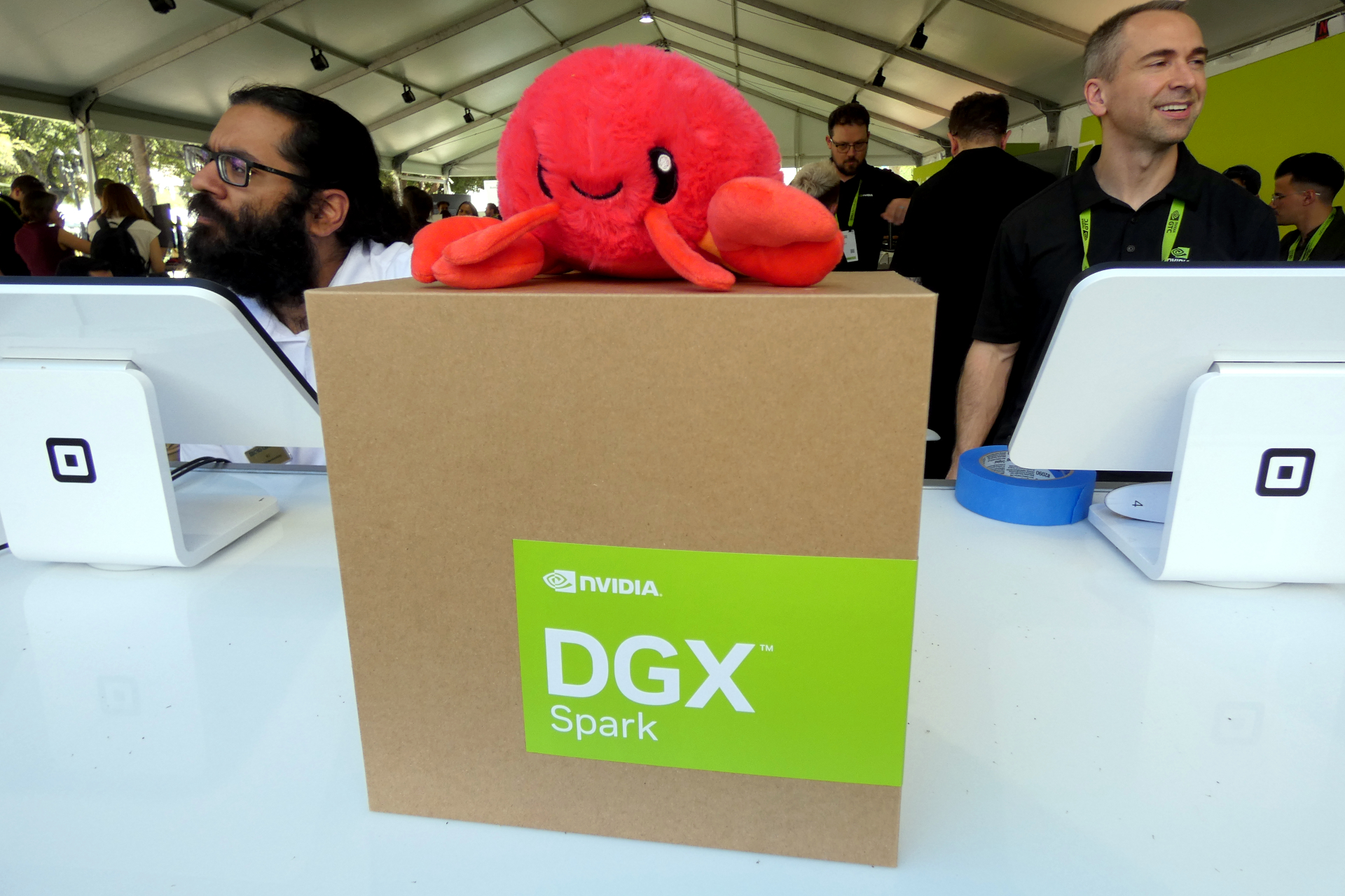 OpenClawのロブスターのマスコットキャラクターとDGX Spark（の箱）