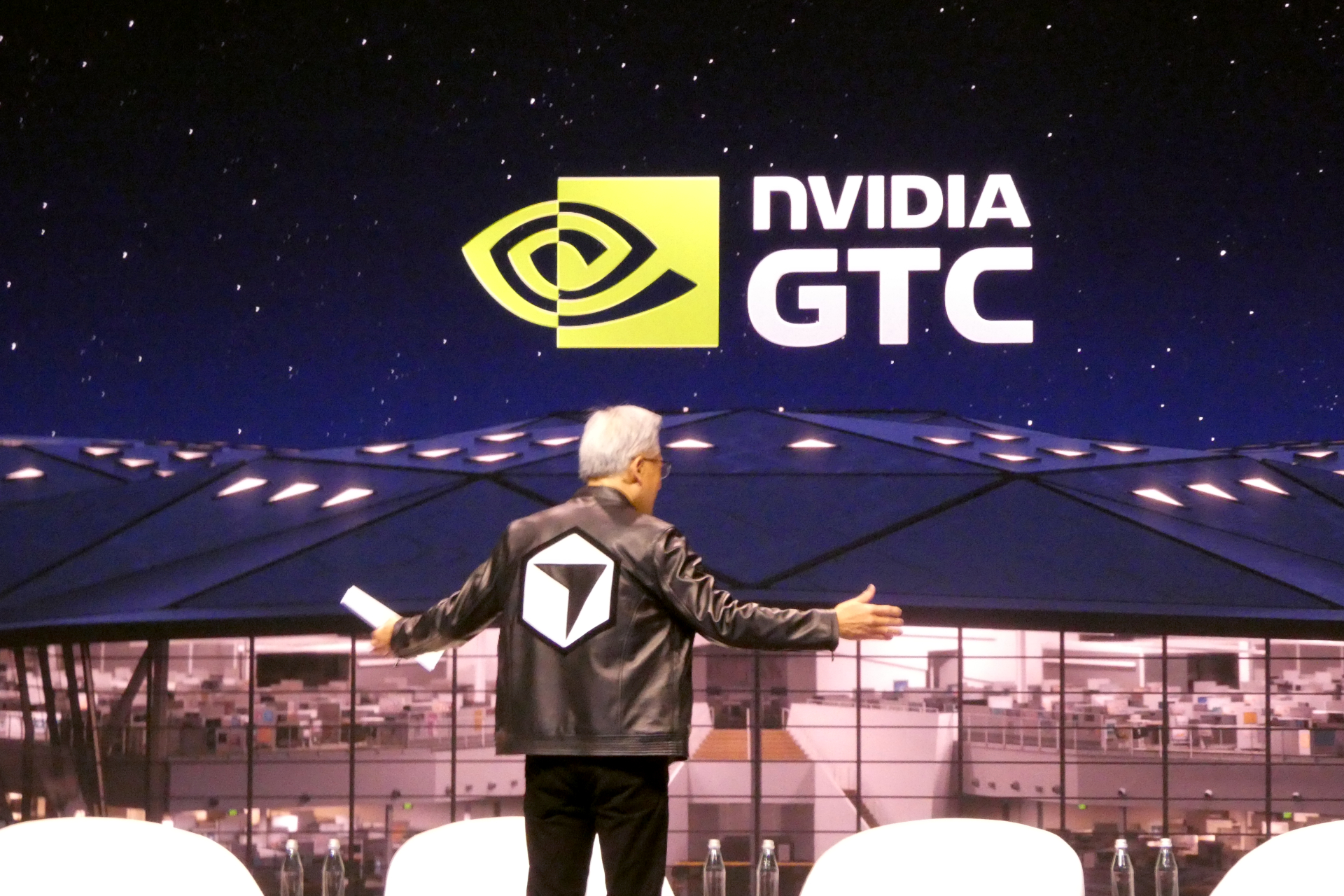 背中にCursorのロゴが入った革ジャンを披露して会場を沸かすジェンスン・フアン氏