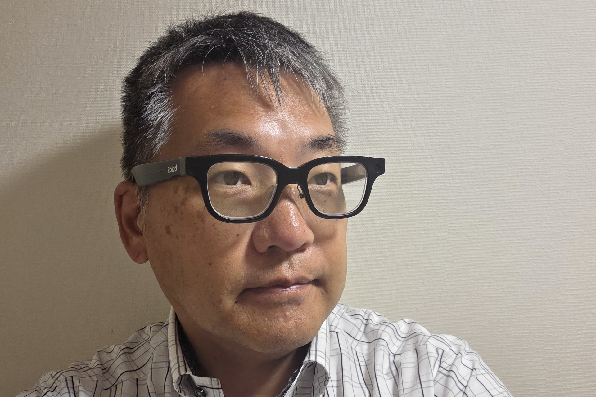 つる（テンプル）の部分はやや太めだが、サングラスタイプのARグラスなどと比べると、かなり自然な外観