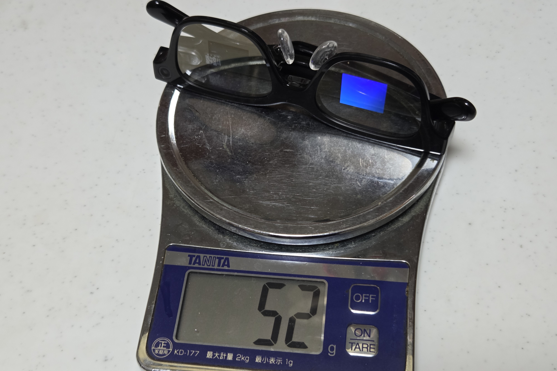 カタログスペックでの重さは49gとなっているが、キッチンスケールで重さを図ってみたところ、本体が52g、インサートレンズを装着すると60gと出た