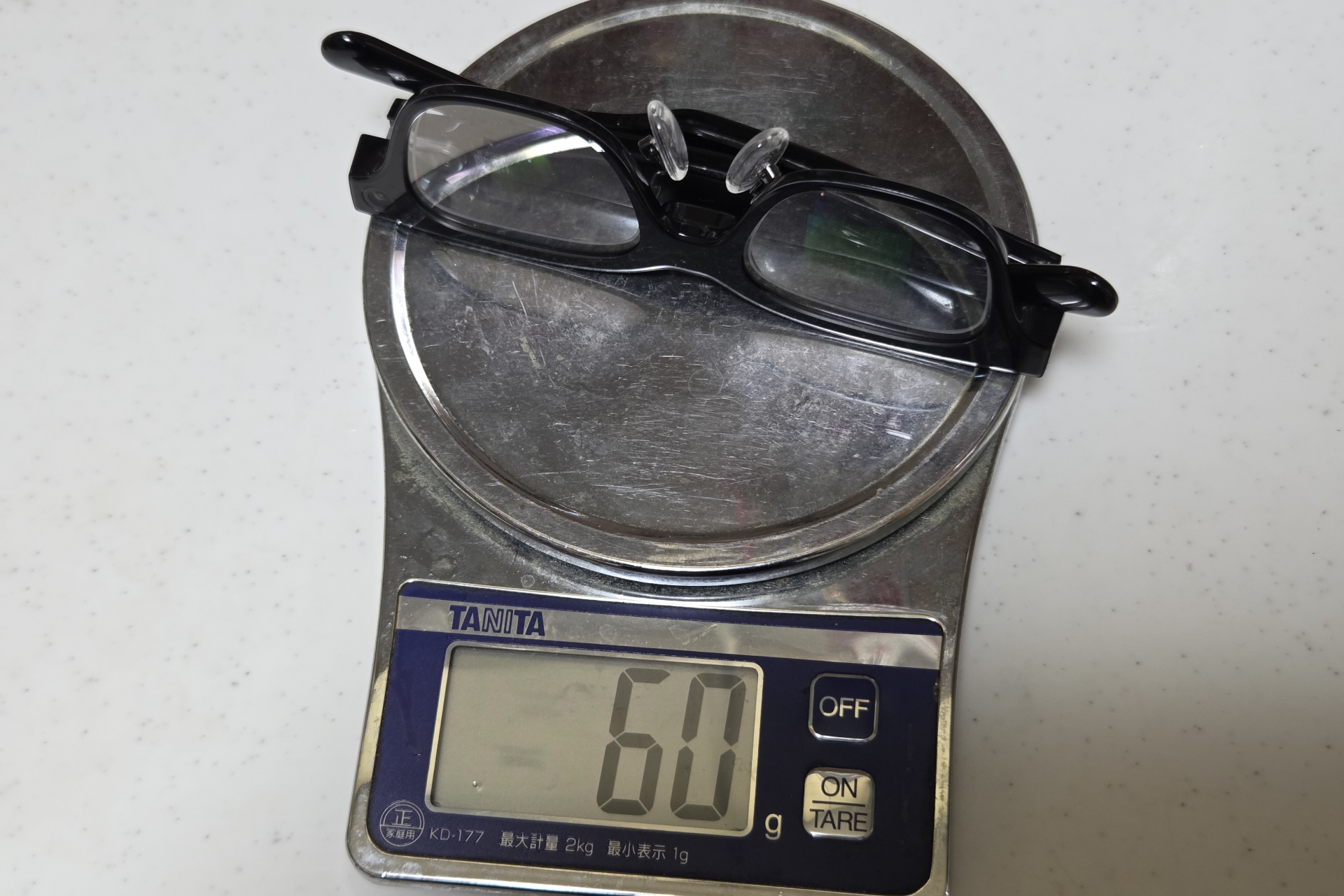 カタログスペックでの重さは49gとなっているが、キッチンスケールで重さを図ってみたところ、本体が52g、インサートレンズを装着すると60gと出た