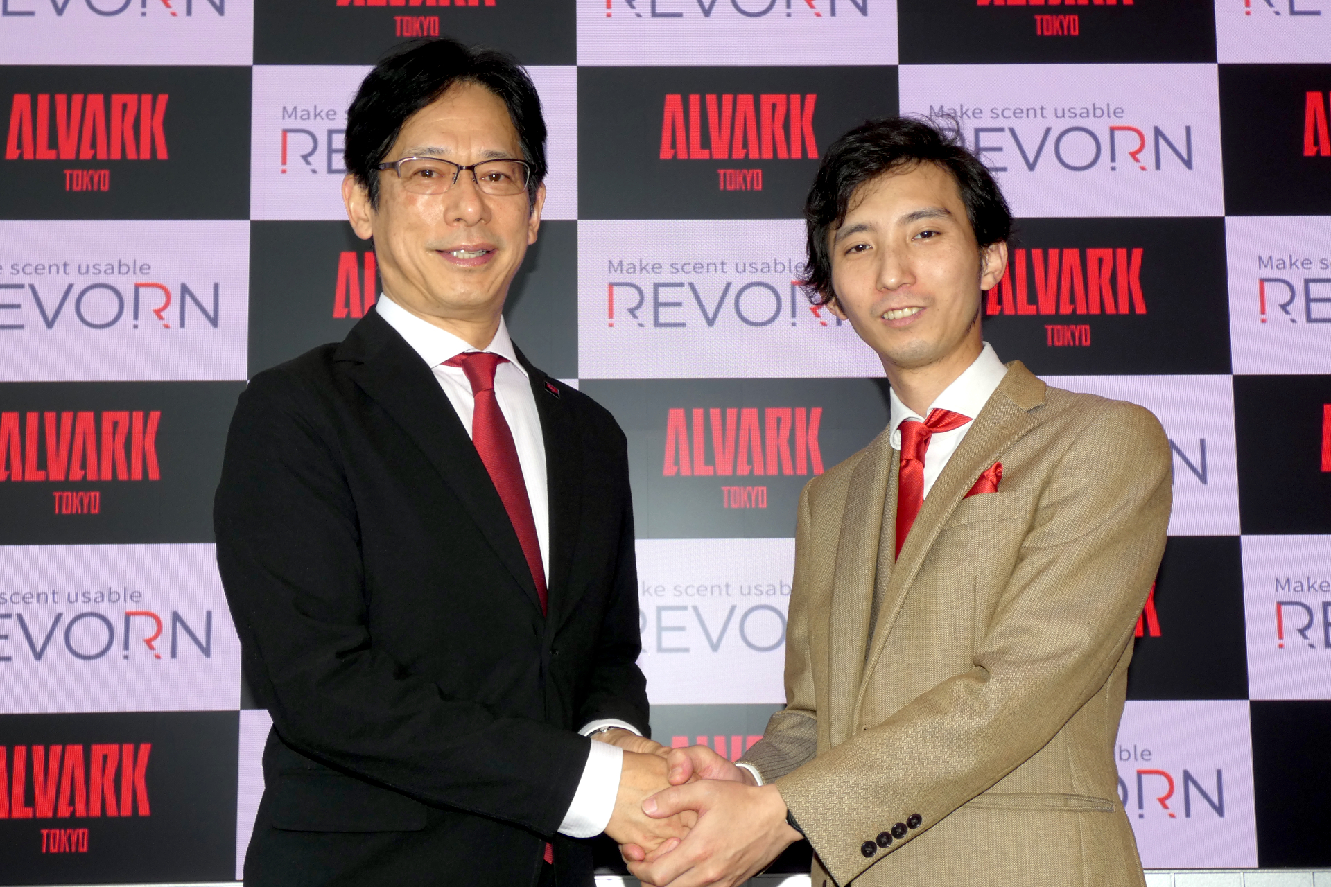 レボーン 代表取締役お松岡広明氏（右）とトヨタアルバルク東京 代表取締役社長の林邦彦氏（左）