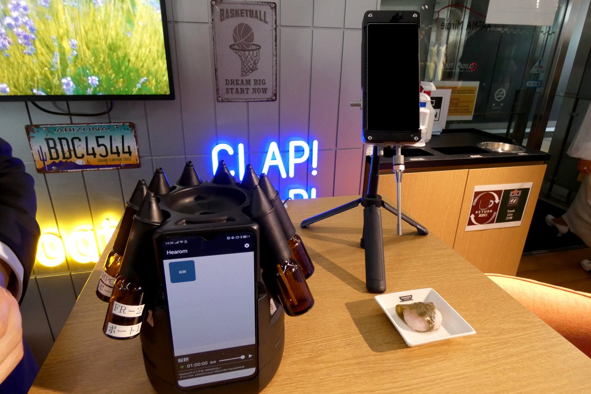 Obreで事前に計測した桜餅の香りのデータを取得し、解析。Hearomで香りを再現。まだリアルタイムでの変換はできないという