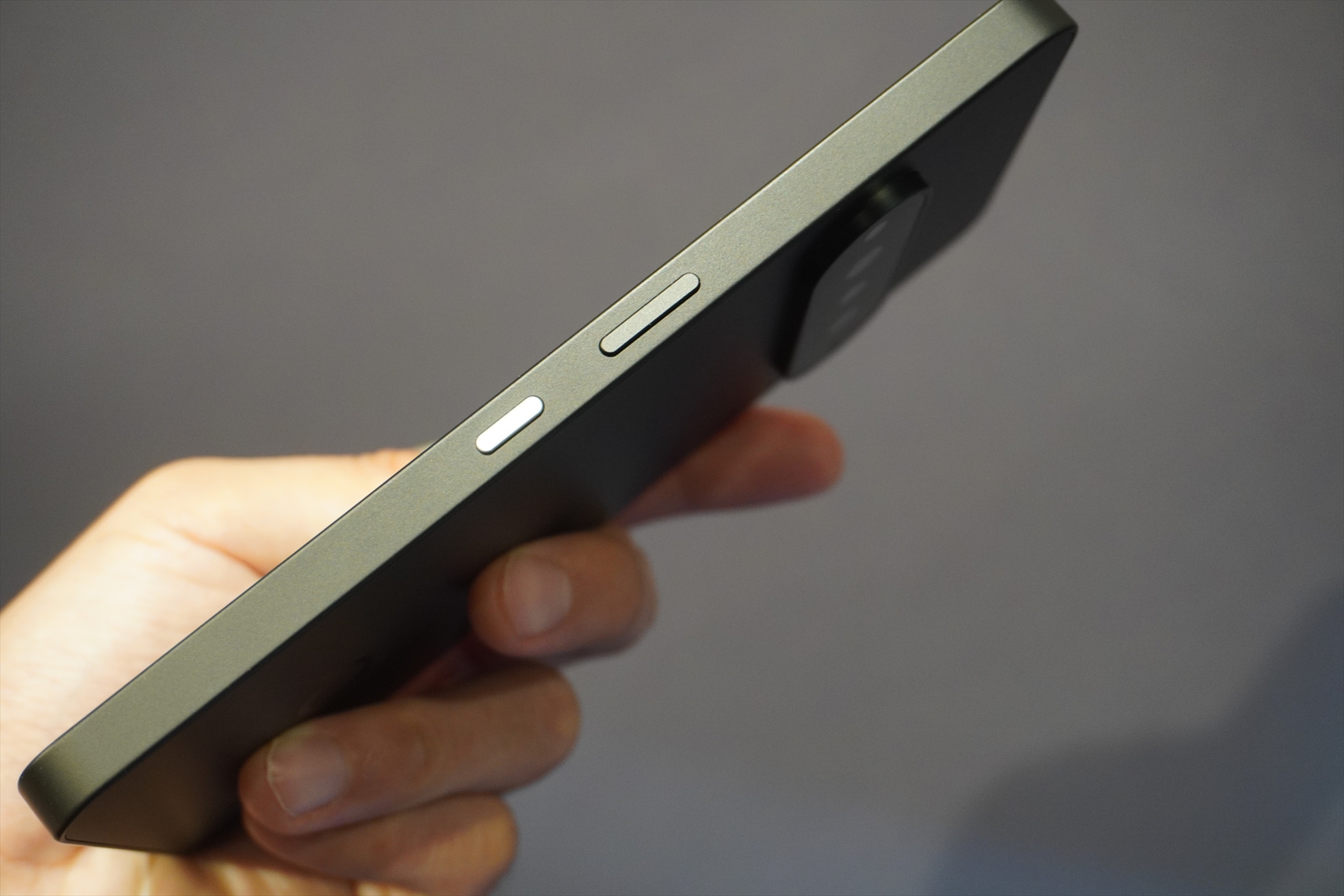 本体右側面の白いボタンがAIボタンだ