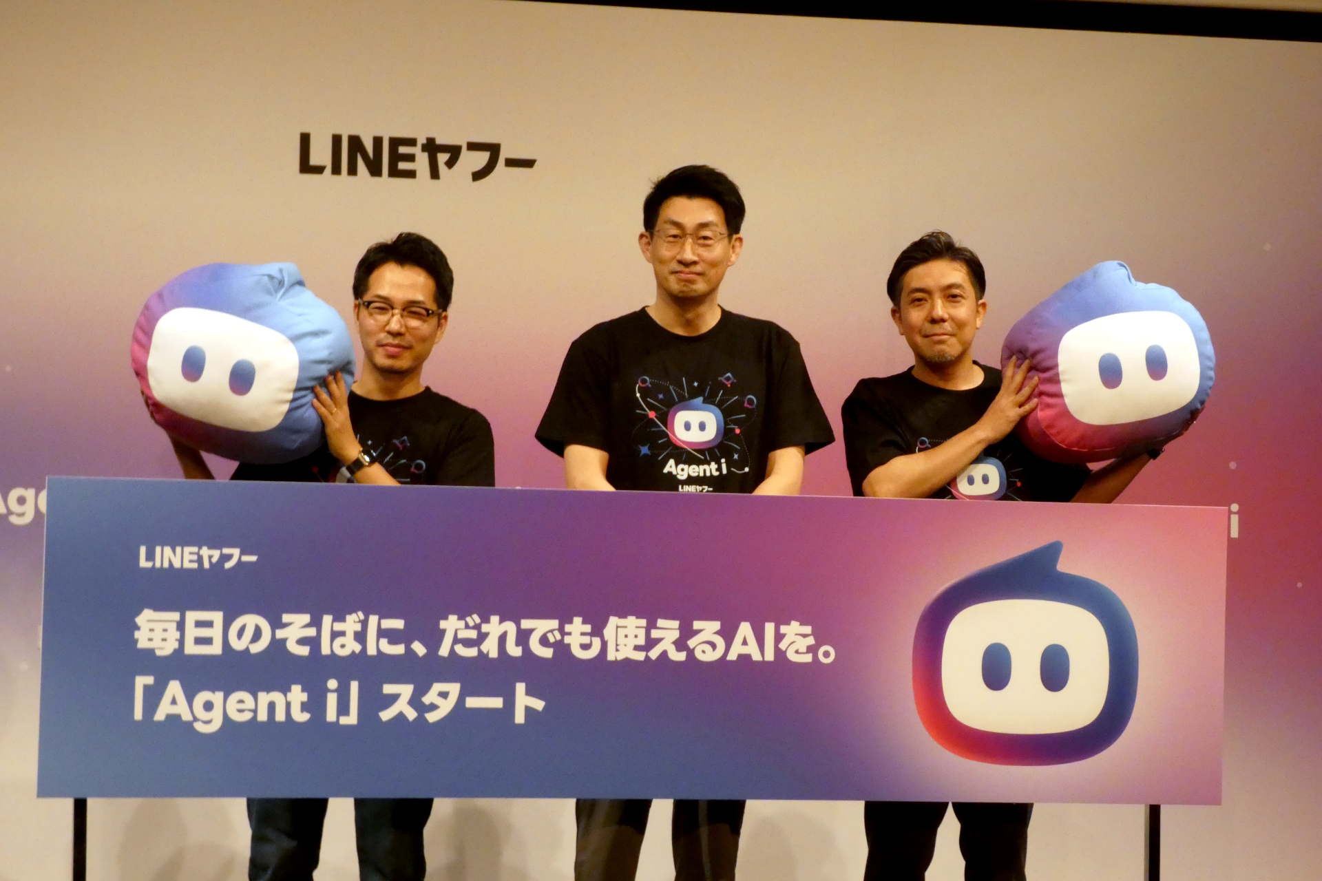 （左から）上級執行役員 コーポレートビジネスドメイン CPOの二木祥平氏、CPO（Chief Product Officer）の慎ジュンホ氏、上級執行役員 AI Agent統括SBUリードの葭沢光伸氏