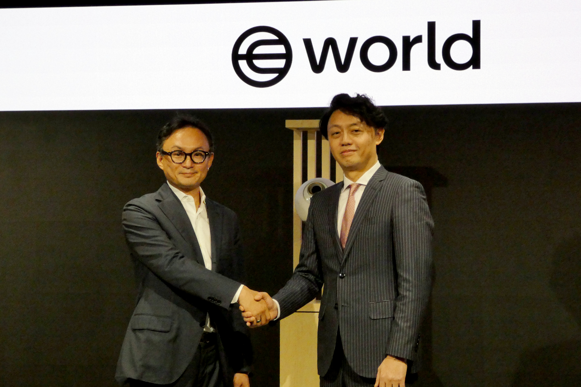 Tools For Humanity 日本代表の牧野友衛氏（左）と東京大学の松尾豊教授（右）