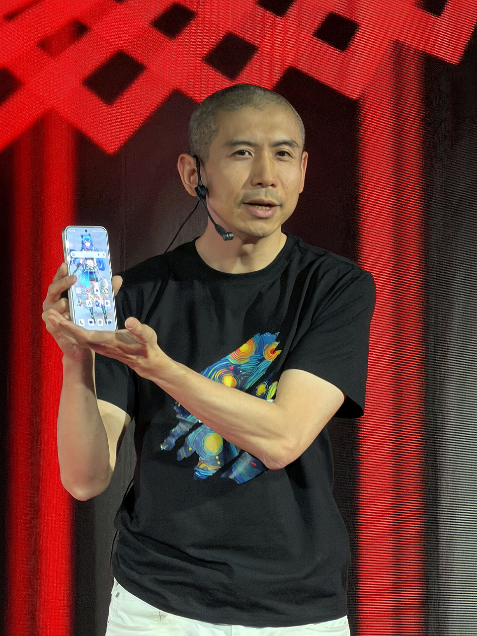 発表会で「nubia Neo 5 GT」のプレゼンテーションを行なったZTEジャパンの鄧 鵬氏