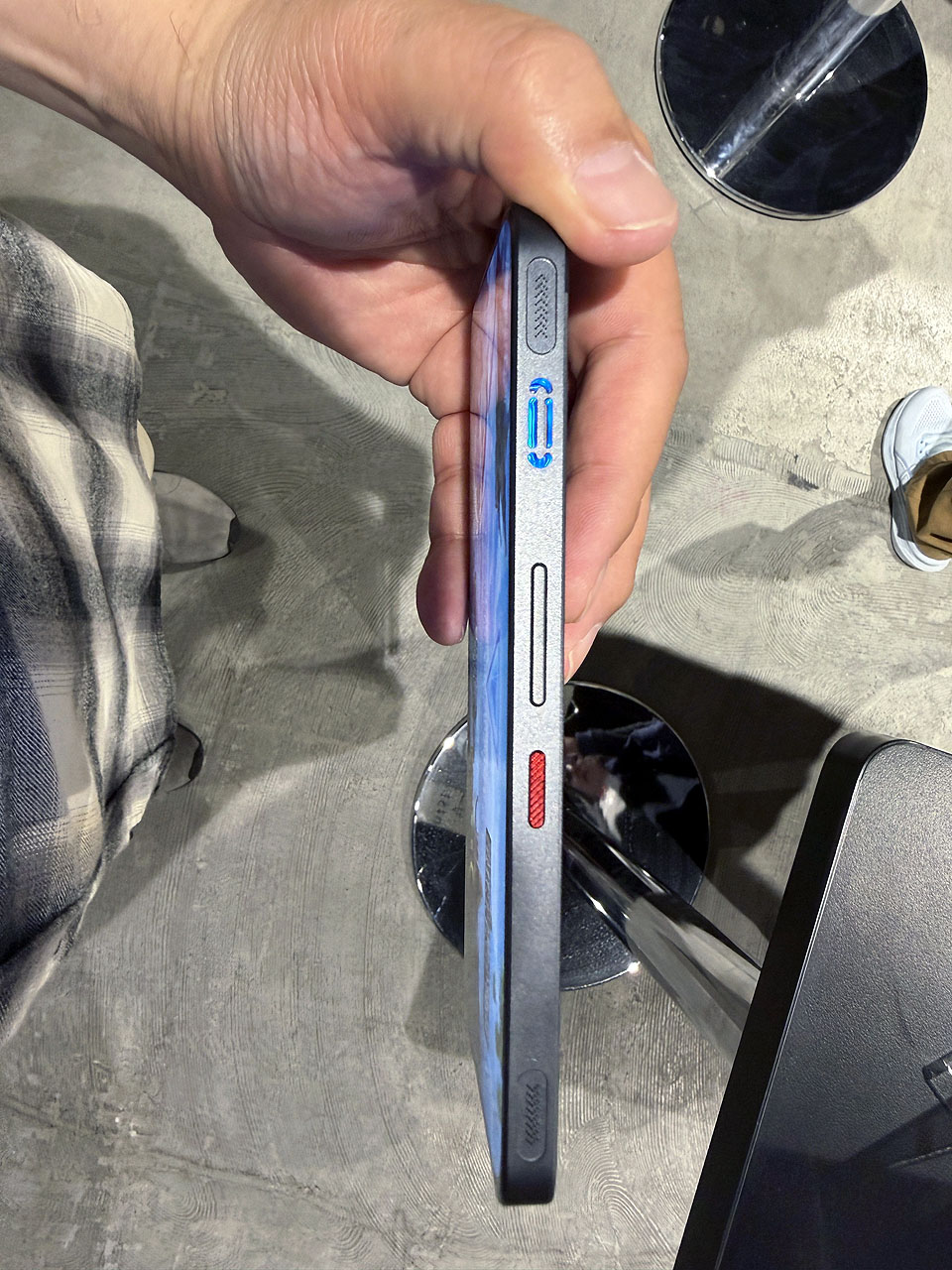 薄くてフラットなデザインなので、持ちやすい。側面にはショルダートリガーが設置されている。反応も良くプレイしやすかった