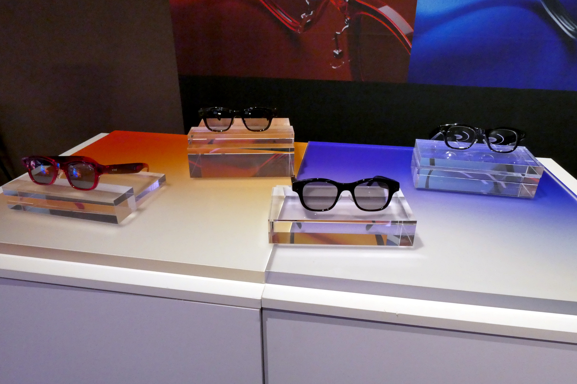 ブラック、ベリー、コーヒー、グレーの4色をラインアップ