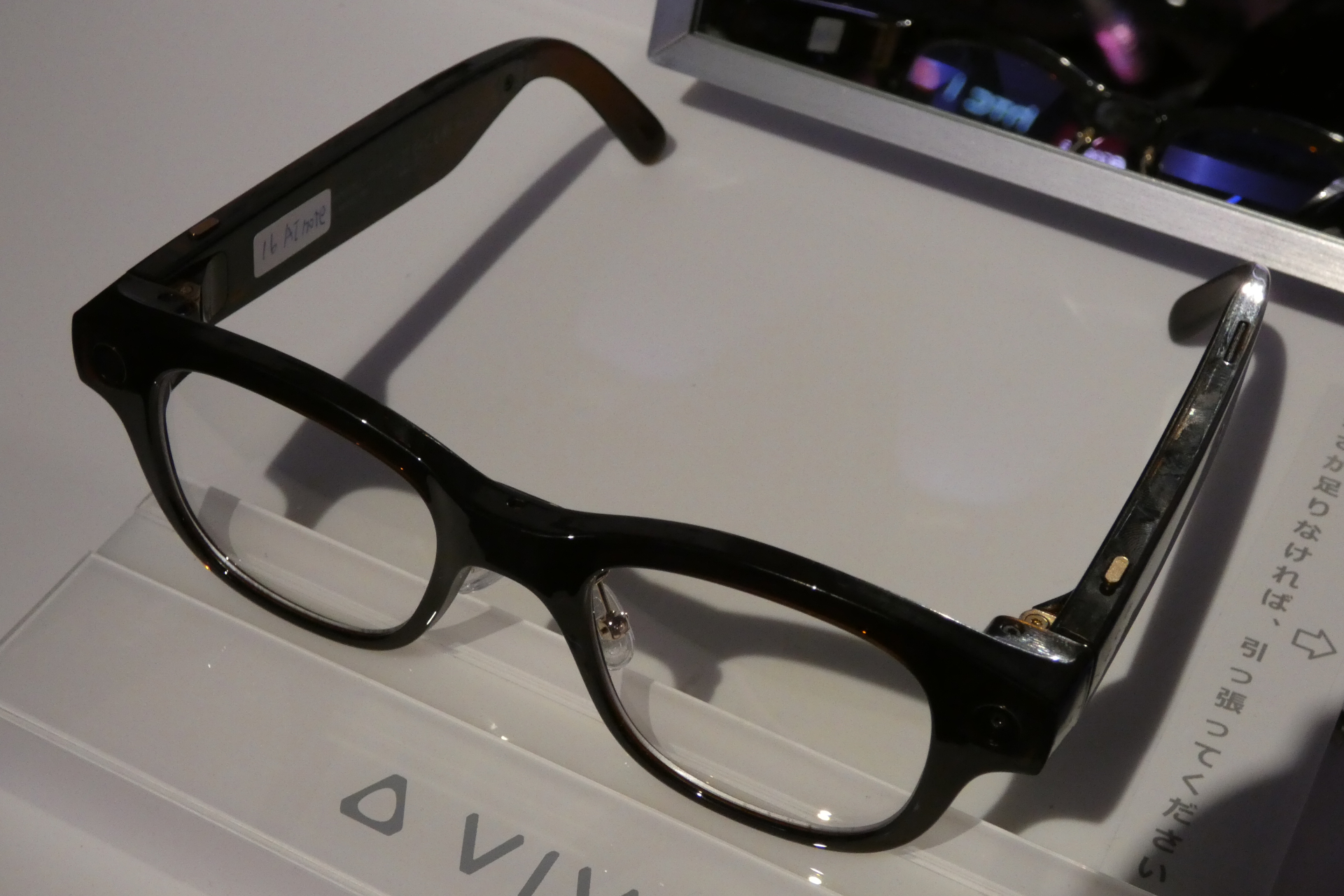 テンプルの左右の付け根にボタンが用意されている