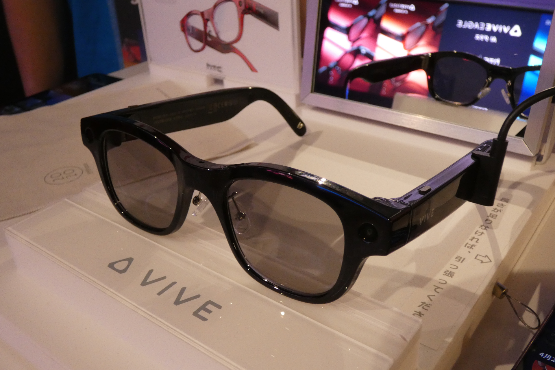 左側のテンプルの側面に充電端子があり、10分で50％までチャージできるとのこと