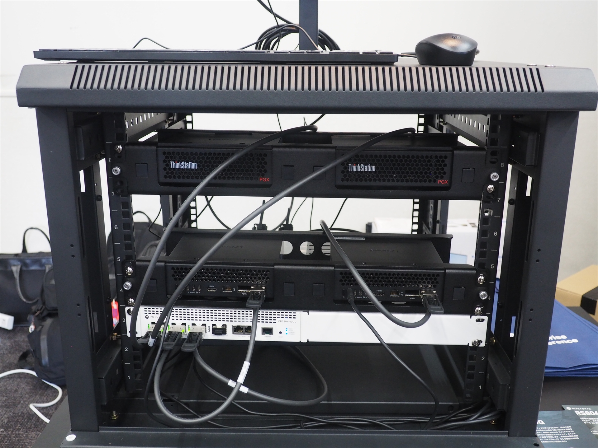 レノボのDGX Sparkベースの製品「Lenovo PGX」を4台クラスタ接続して大規模モデルを動作させていた