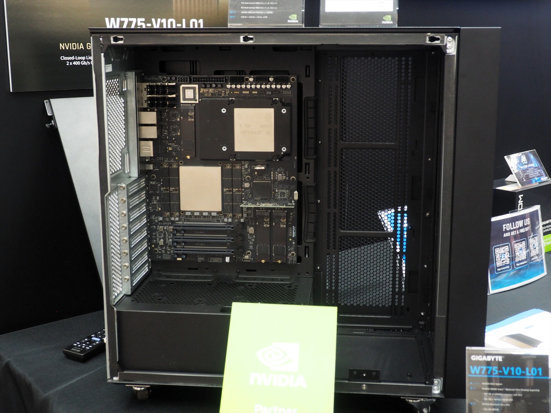 「W775-V10-L01」の内部。2つの巨大なチップが目をひく