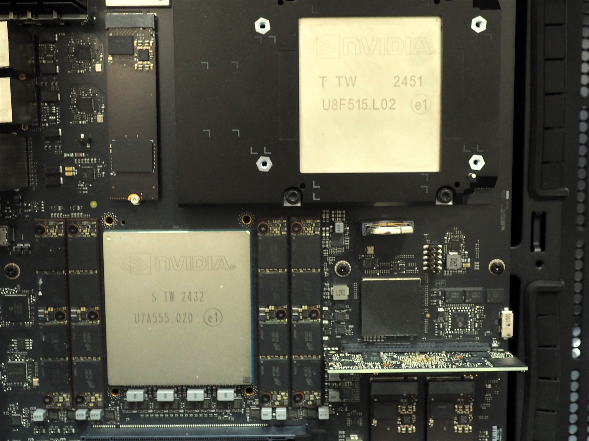 右上のチップがGPUの「NVIDIA Blackwell Ultra GPU」で、左下のチップがCPUの「NVIDIA Grace CPU」である