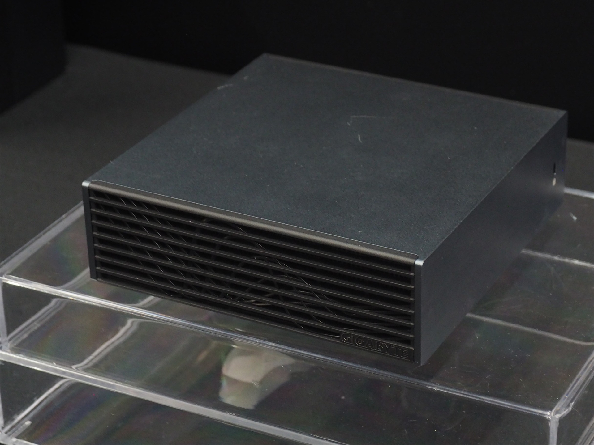 こちらはDGX Sparkベースの製品