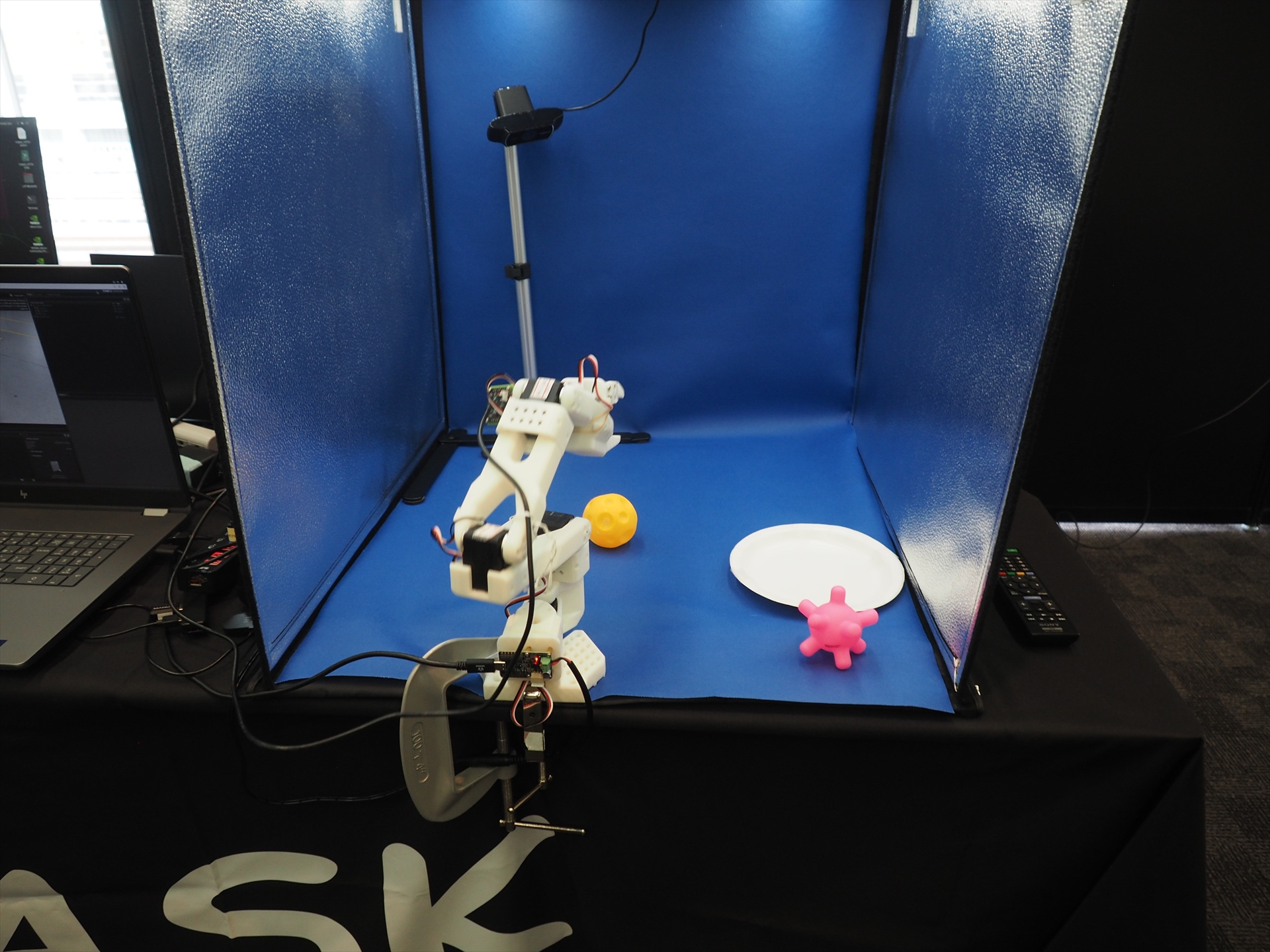 GR00Tを使って学習を行ったロボットハンド