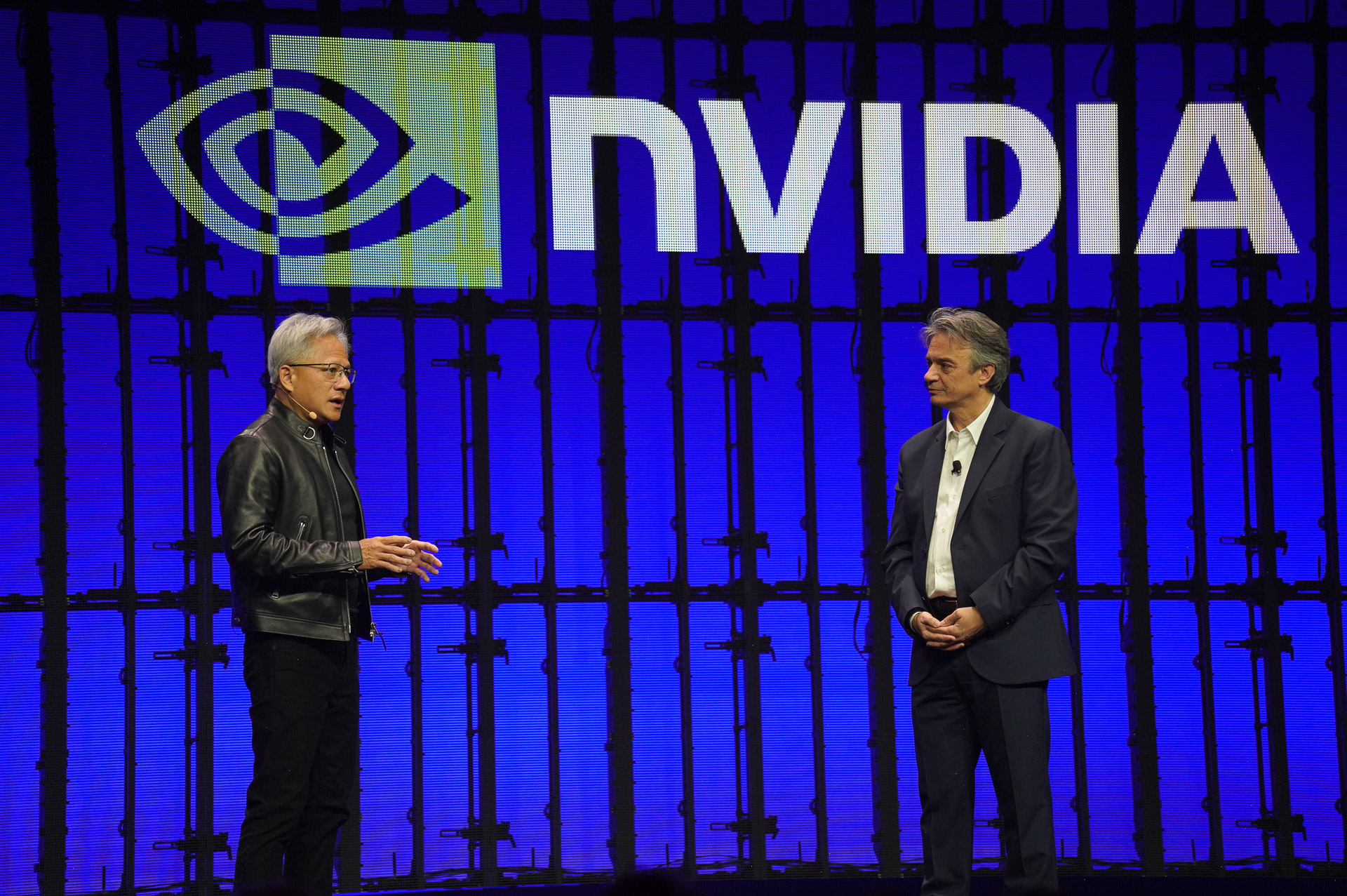 仏ダッソー・システムズの3DEXPERIENCE World 2026でゲスト講演するNVIDIA CEO ジェンスン・フアン氏（左）とダッソー・システムズ CEO パスカル・ダロズ氏(右)
