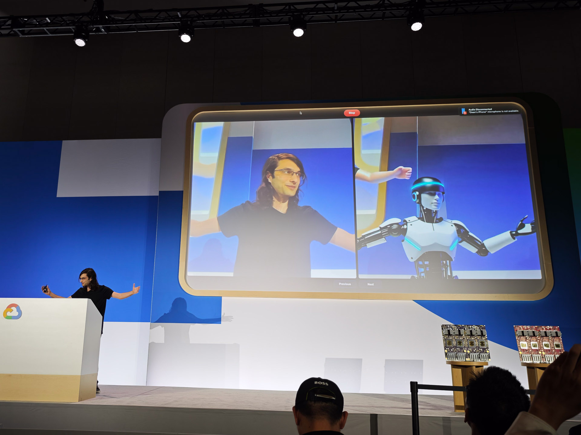 Decart.aiのワールドモデルのデモ、実際に会場でライブ撮影されたストリーミング映像をワールドモデルがリッツエンドル氏をロボットにしている
