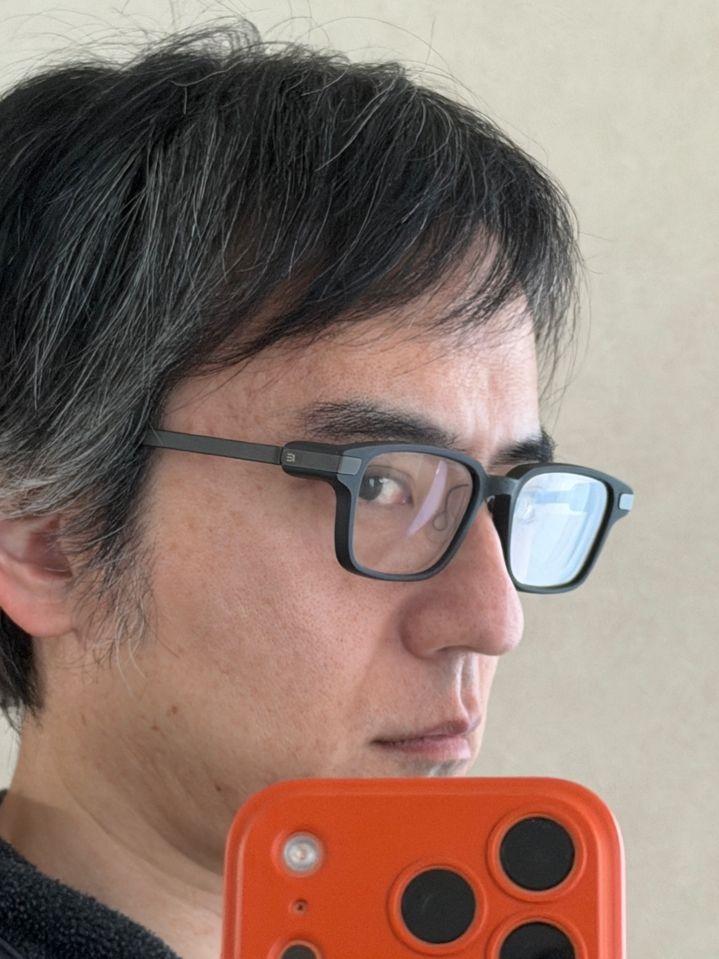 横から見ても不自然な厚みやフレーム形状になっていないのがスゴイ