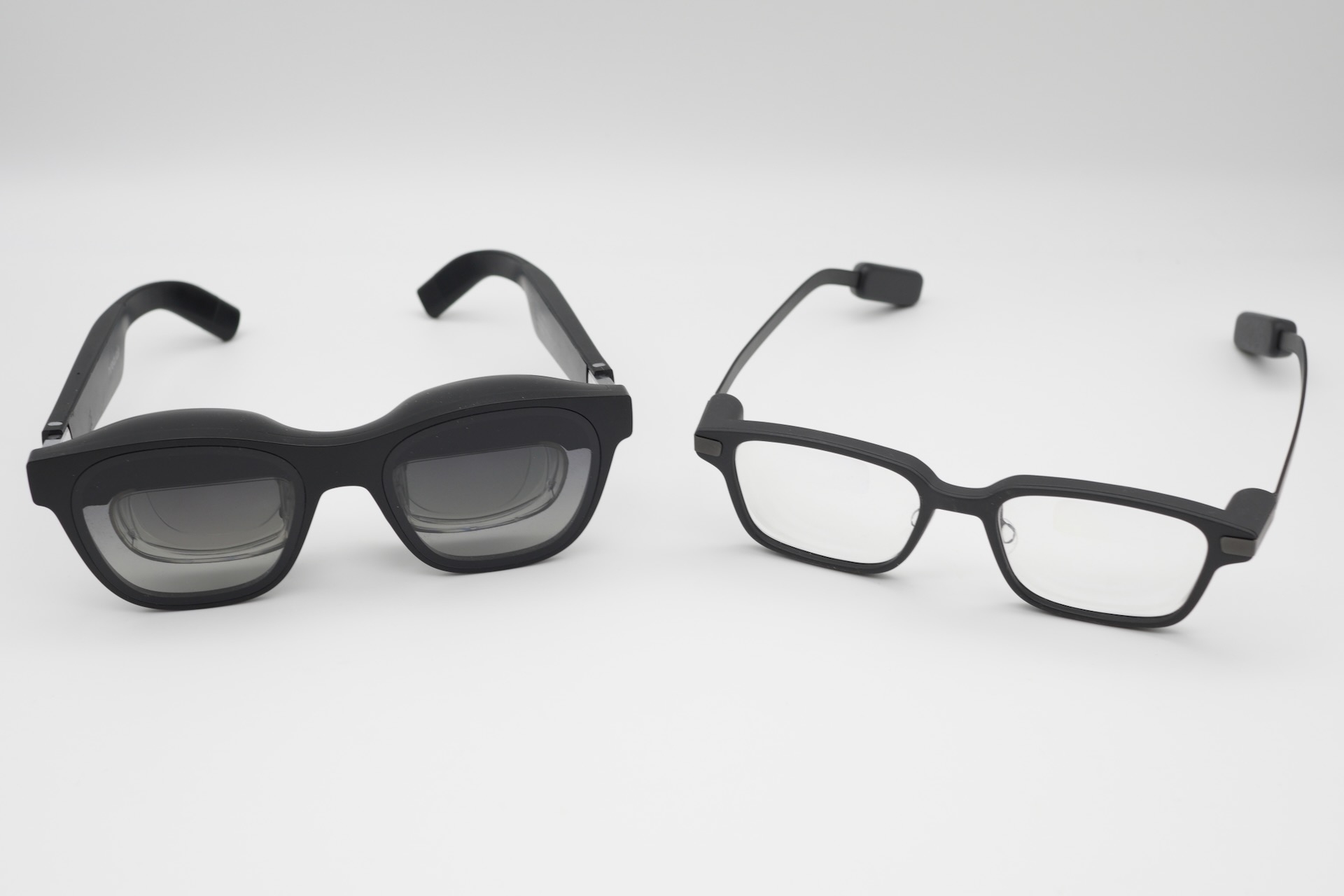 左はXreal Air（旧称Nreal Air）。右のEven G2とは異なり、普通のメガネとして使うのは無理がある