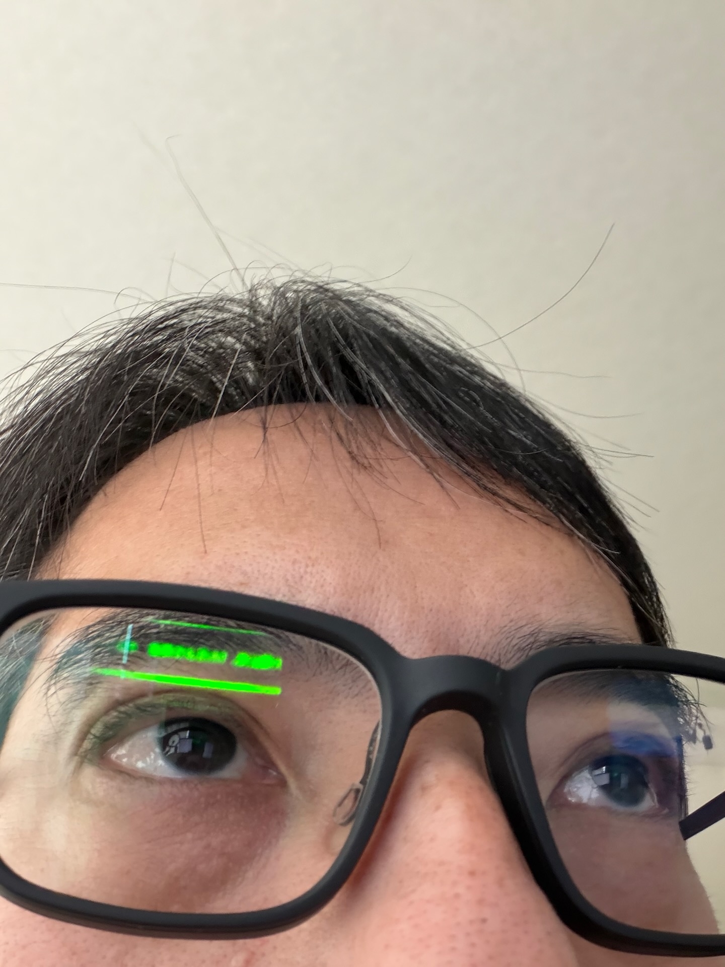 このくらい近づくと、表示の一部が光って見えるが、そうでなければディスプレイ搭載とはわからない、ホントに自然に着用できるスマートグラスである