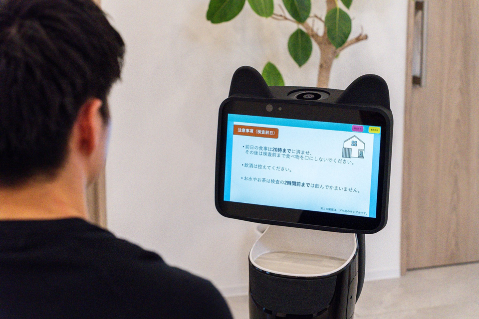 クリニック向け案内ロボット「ATOI-PLUS」