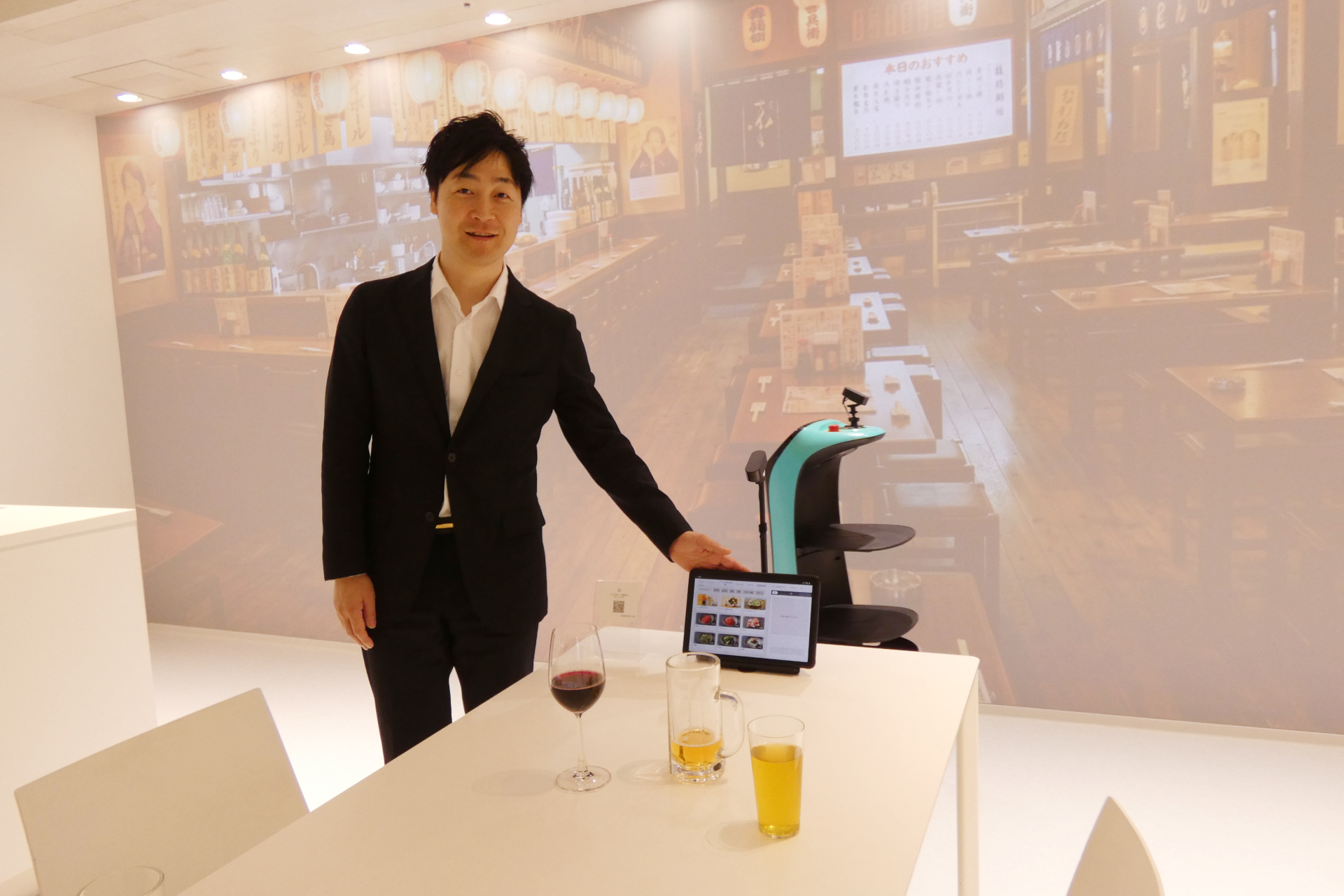 「ドリンク残量検知サービス」を紹介する執行役員 DX事業部長の飯塚雄亮氏