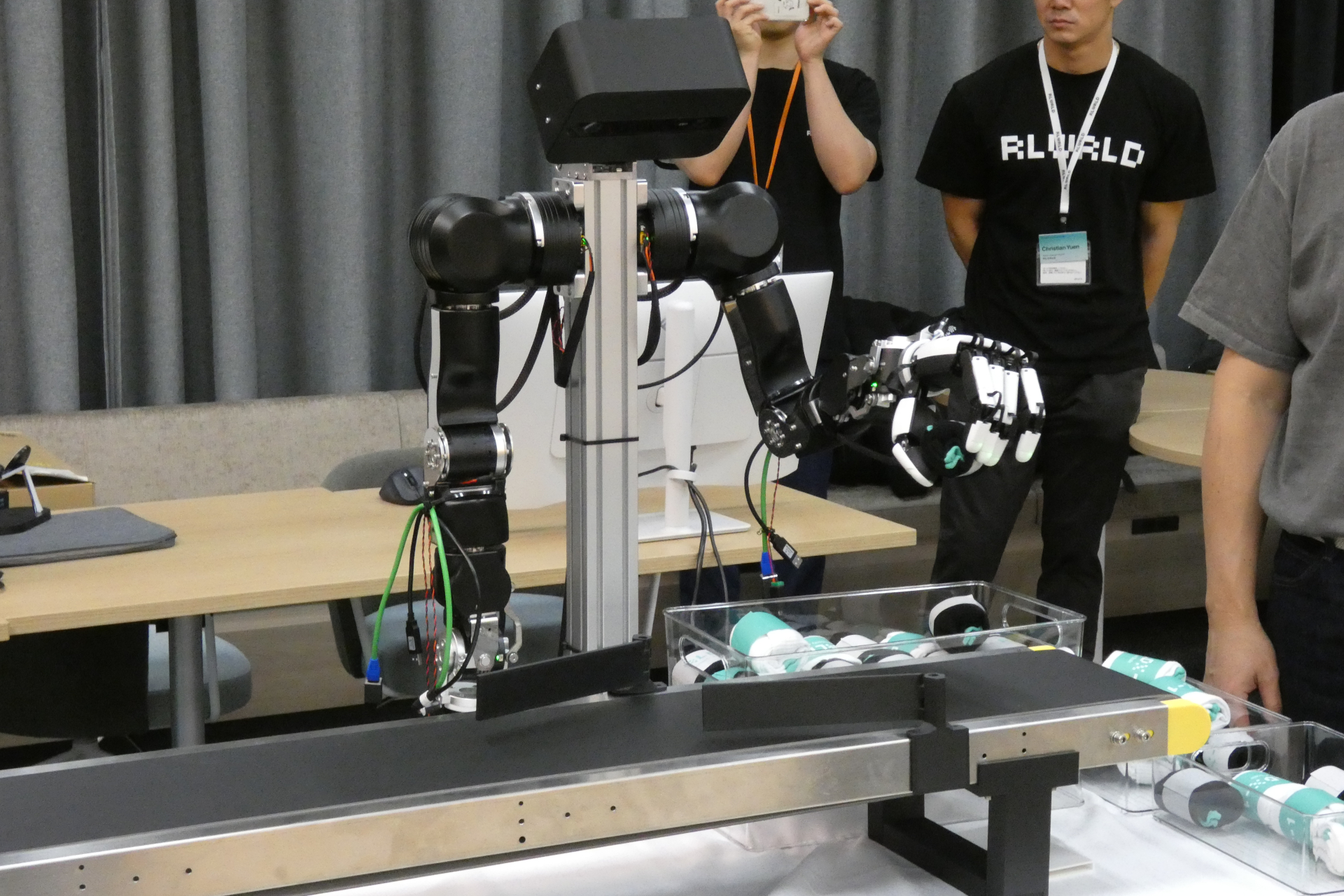 ベルトコンベアに乗せるロボット