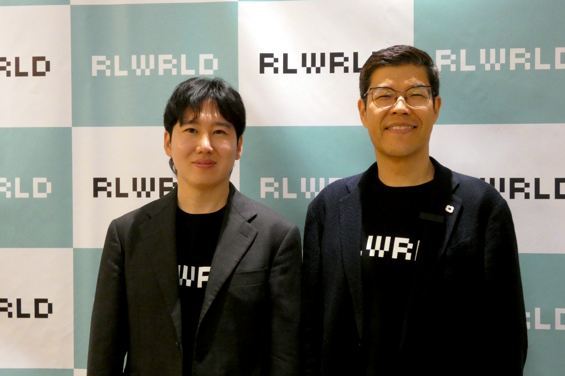 創業者兼CEOのリュ・ジョンヒ氏（右）と日本法人代表のイ・フン氏（左）