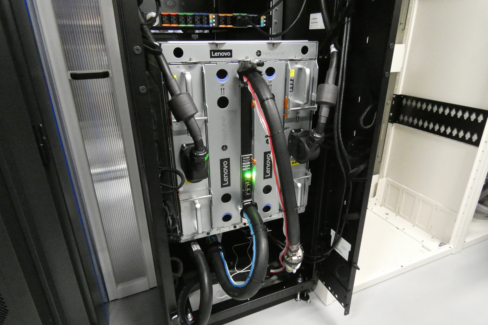 ラック背面から出た水冷用のホース