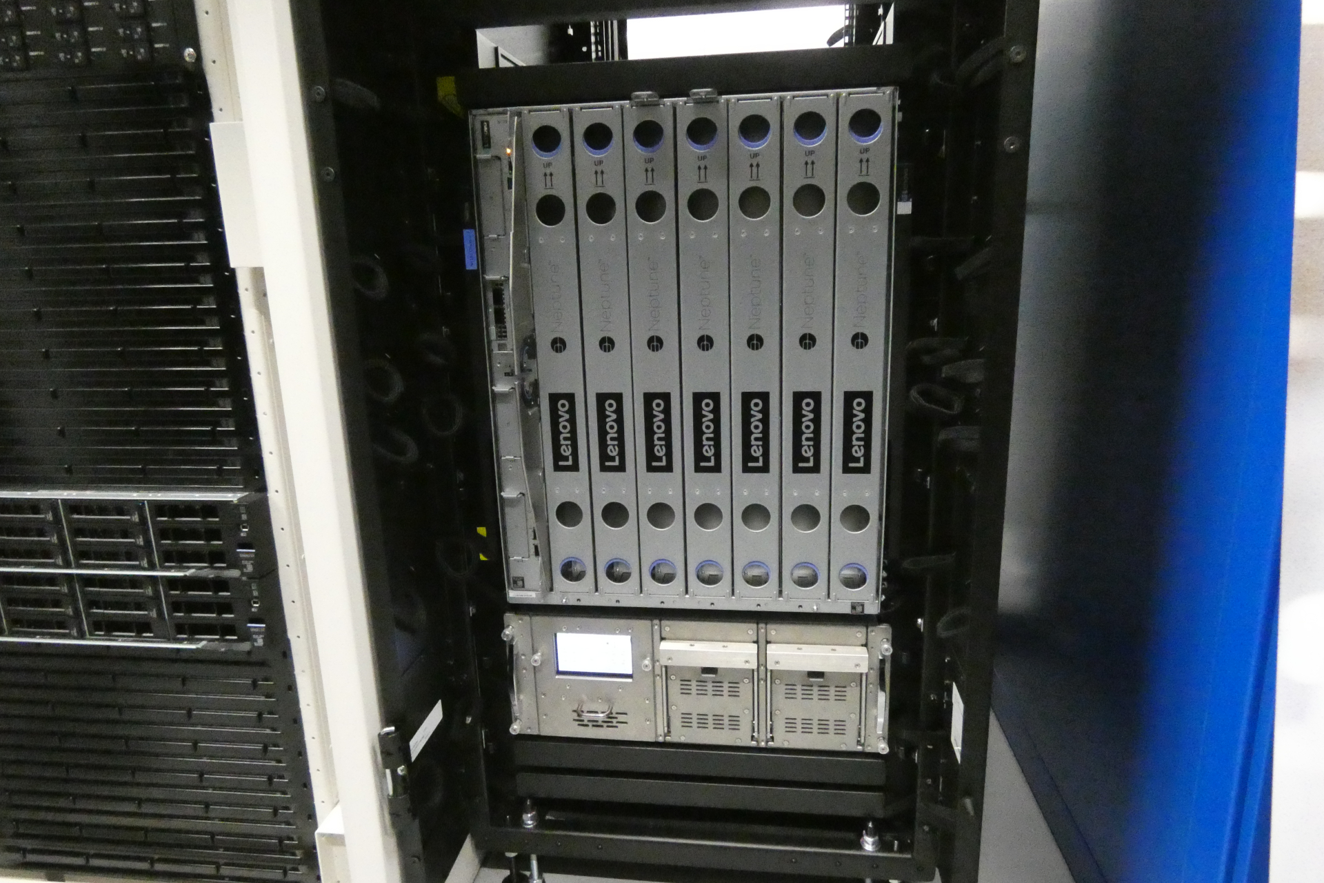 水冷に対応した「ThinkSystem SC750 V4 Neptune」を使用