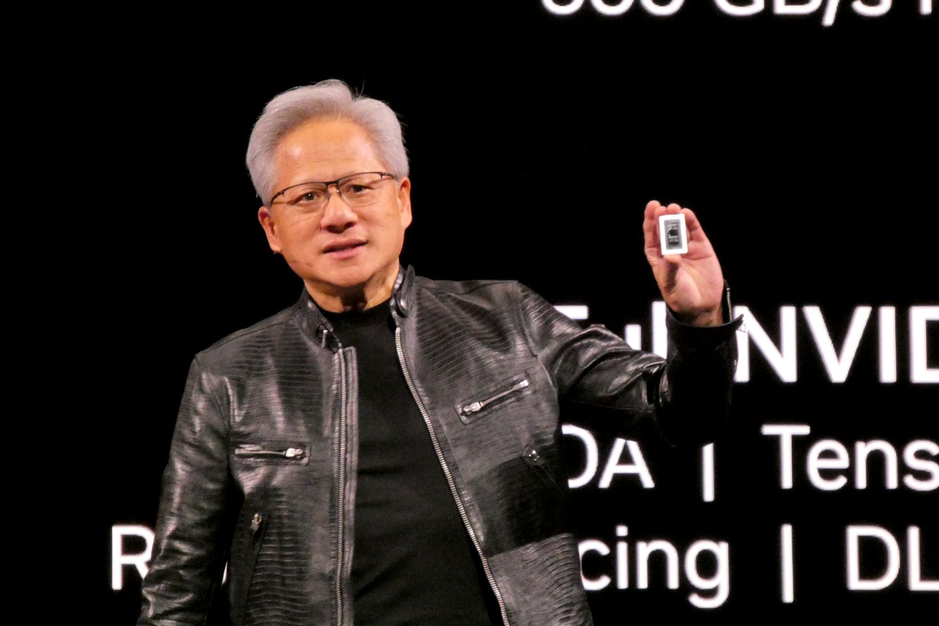 「NVIDIA RTX Spark」を披露するジェンスン・フアン氏