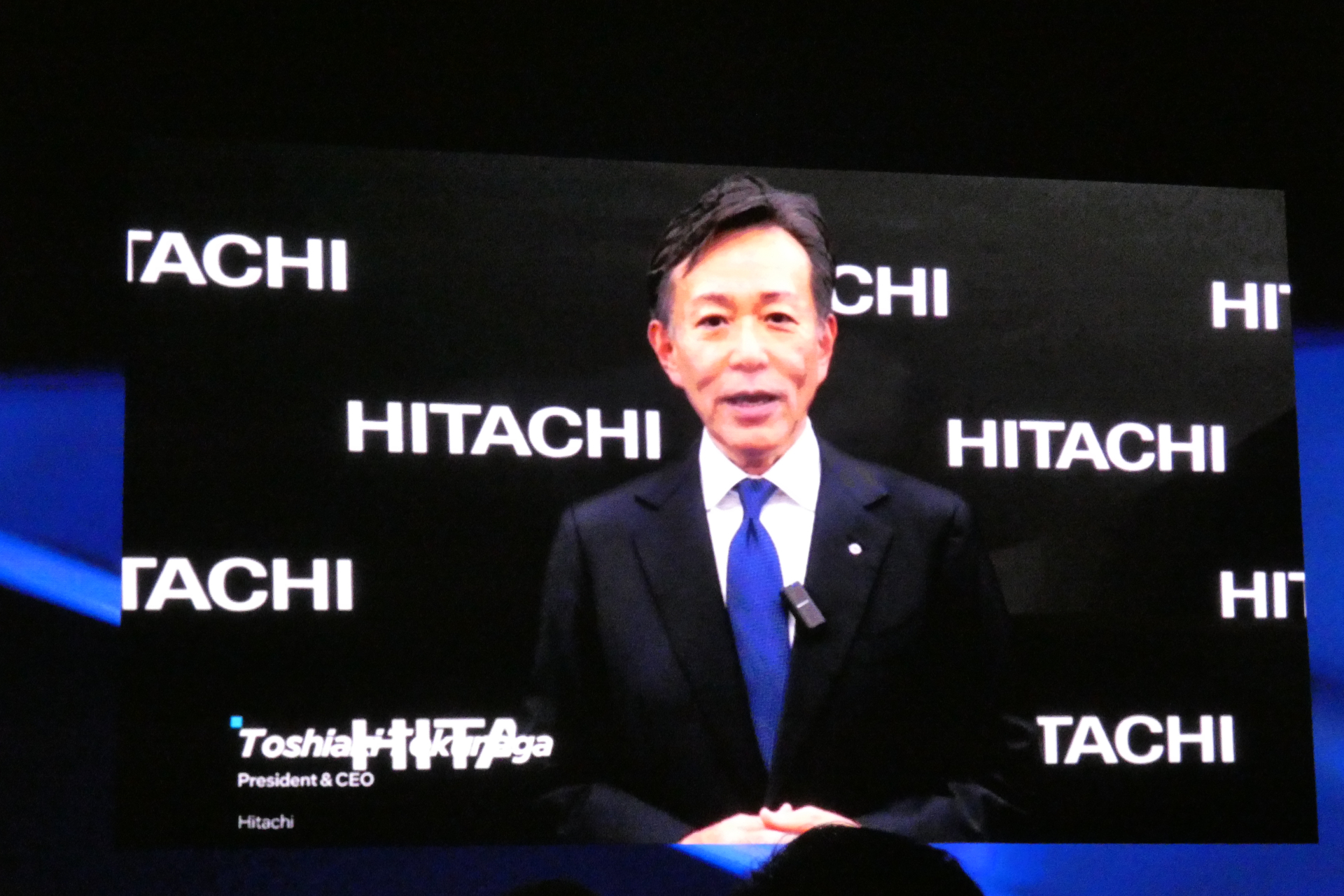 ビデオメッセージで登場した日立製作所の德永俊昭社長