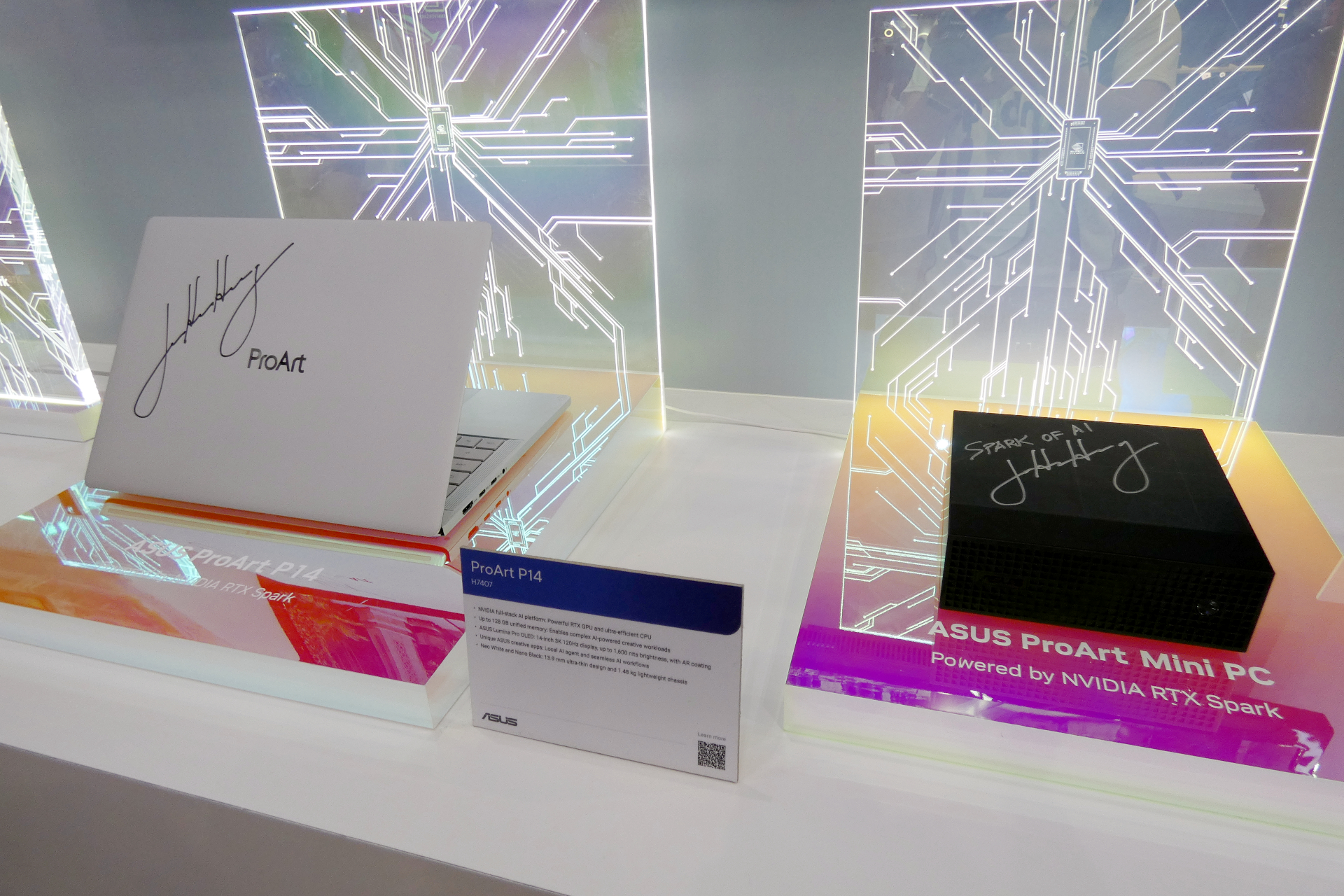 ASUSブースにはRTX Spark搭載のノートPCとデスクトップPCがジェンスン・フアン氏のサイン入りで展示されていた