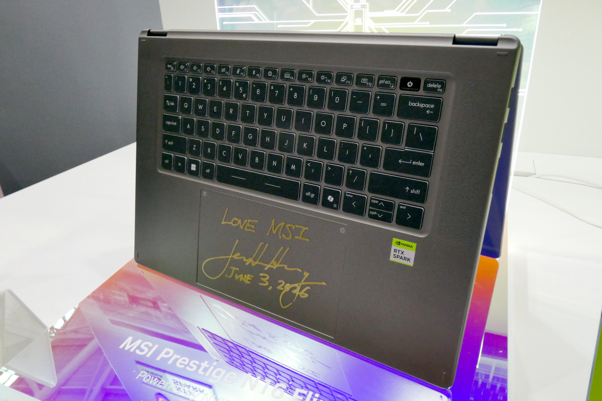 こちらはMSIブースに展示されていたRTX Spark搭載のノートPC