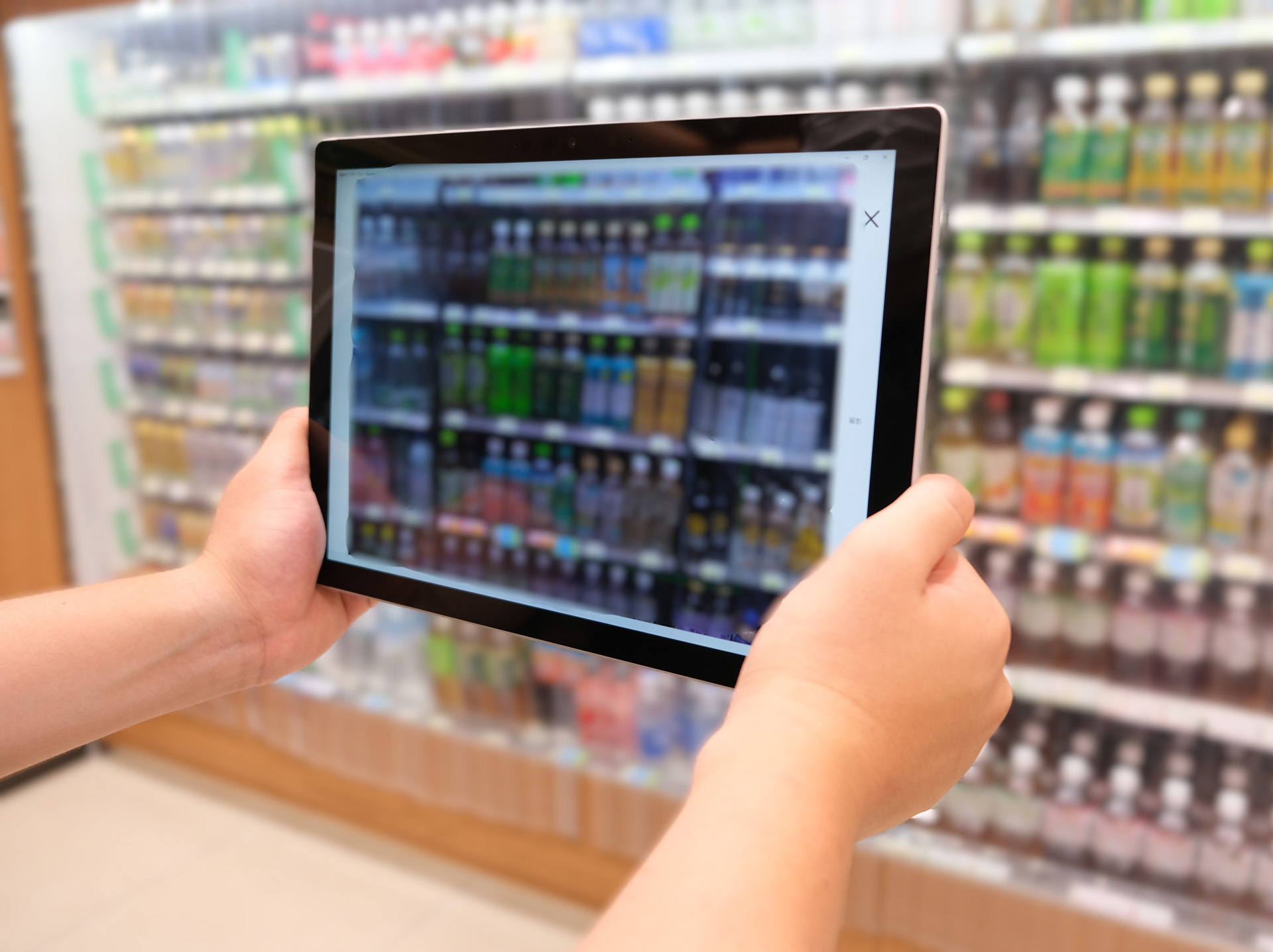 左の写真のように飲料の商品棚をタブレット端末で撮影し、右写真のように商品ごとの販売動向を可視化してくれる