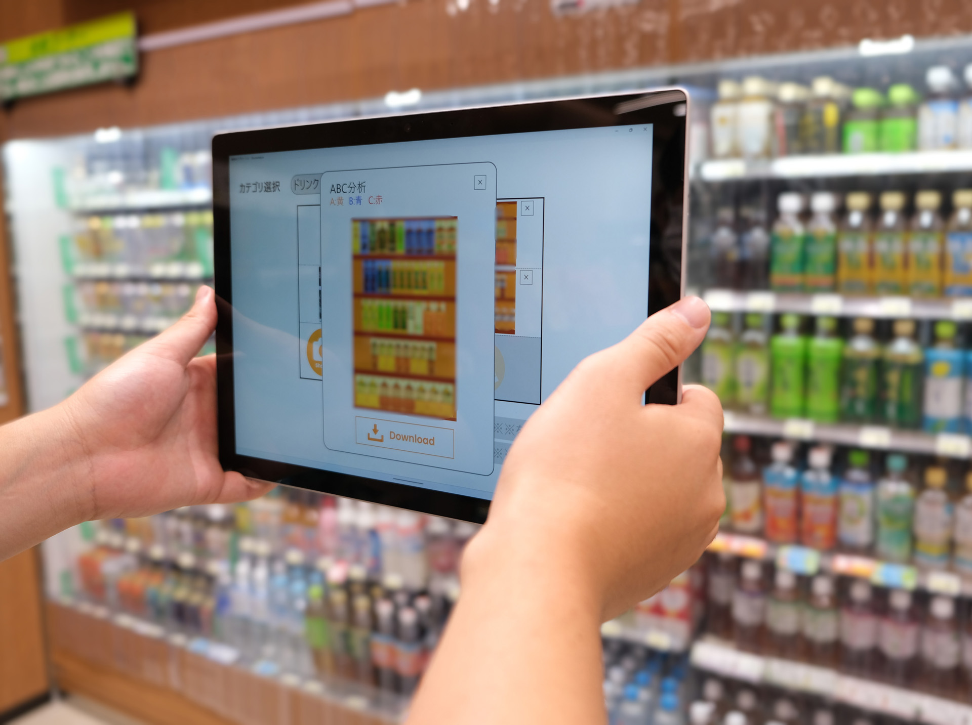 左の写真のように飲料の商品棚をタブレット端末で撮影し、右写真のように商品ごとの販売動向を可視化してくれる