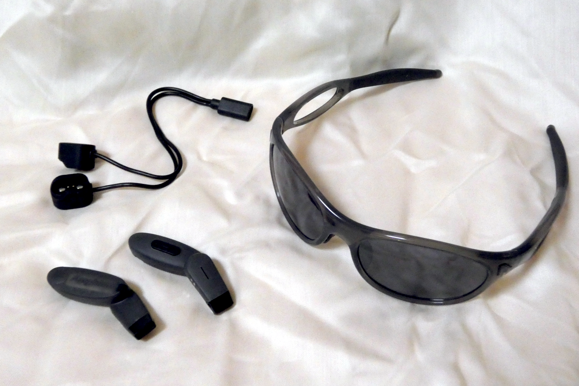 「Amphium STEREO」一式。USB Type-Cのアダプターで充電する