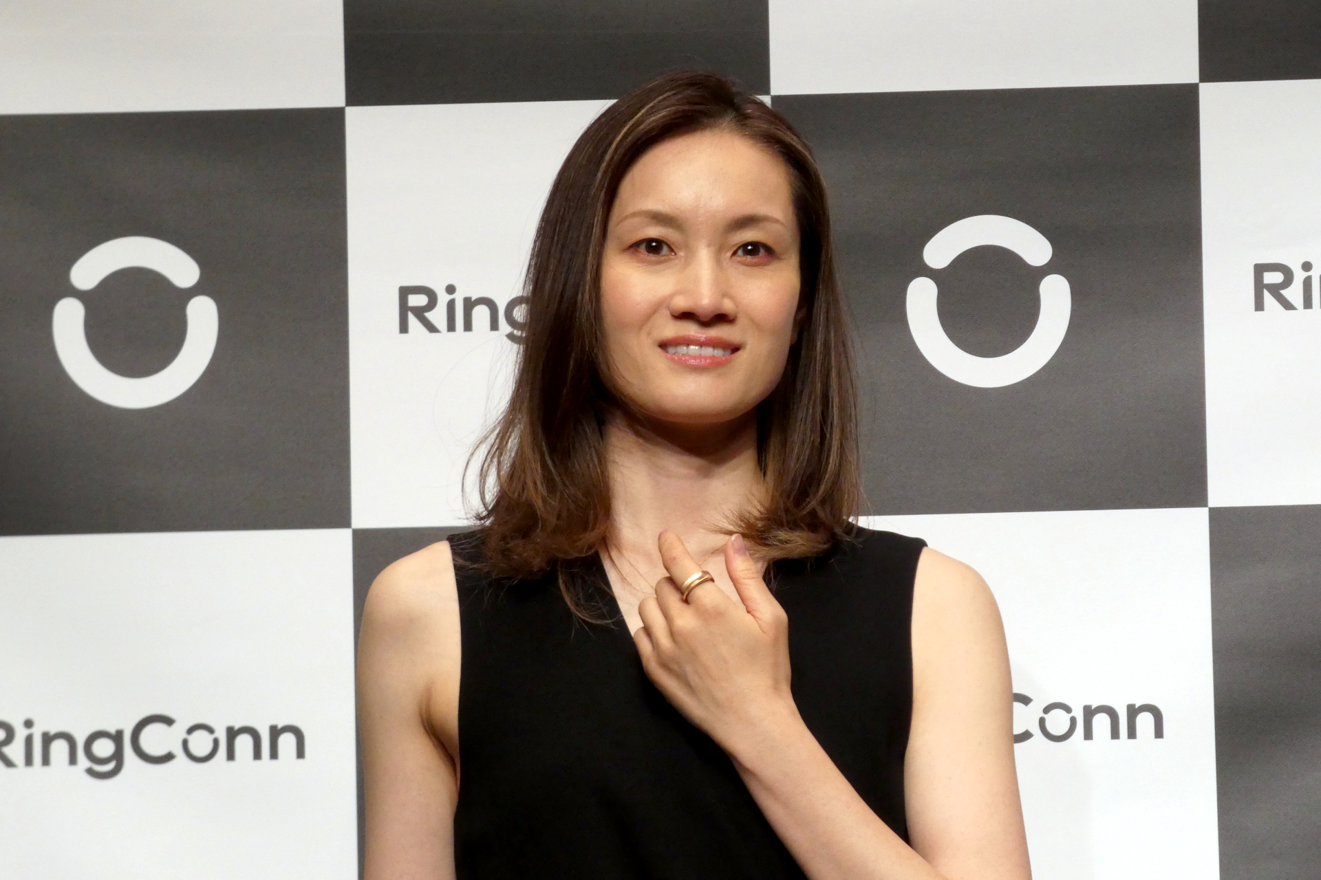 「RingConn Gen 3」をアピールする荒川静香