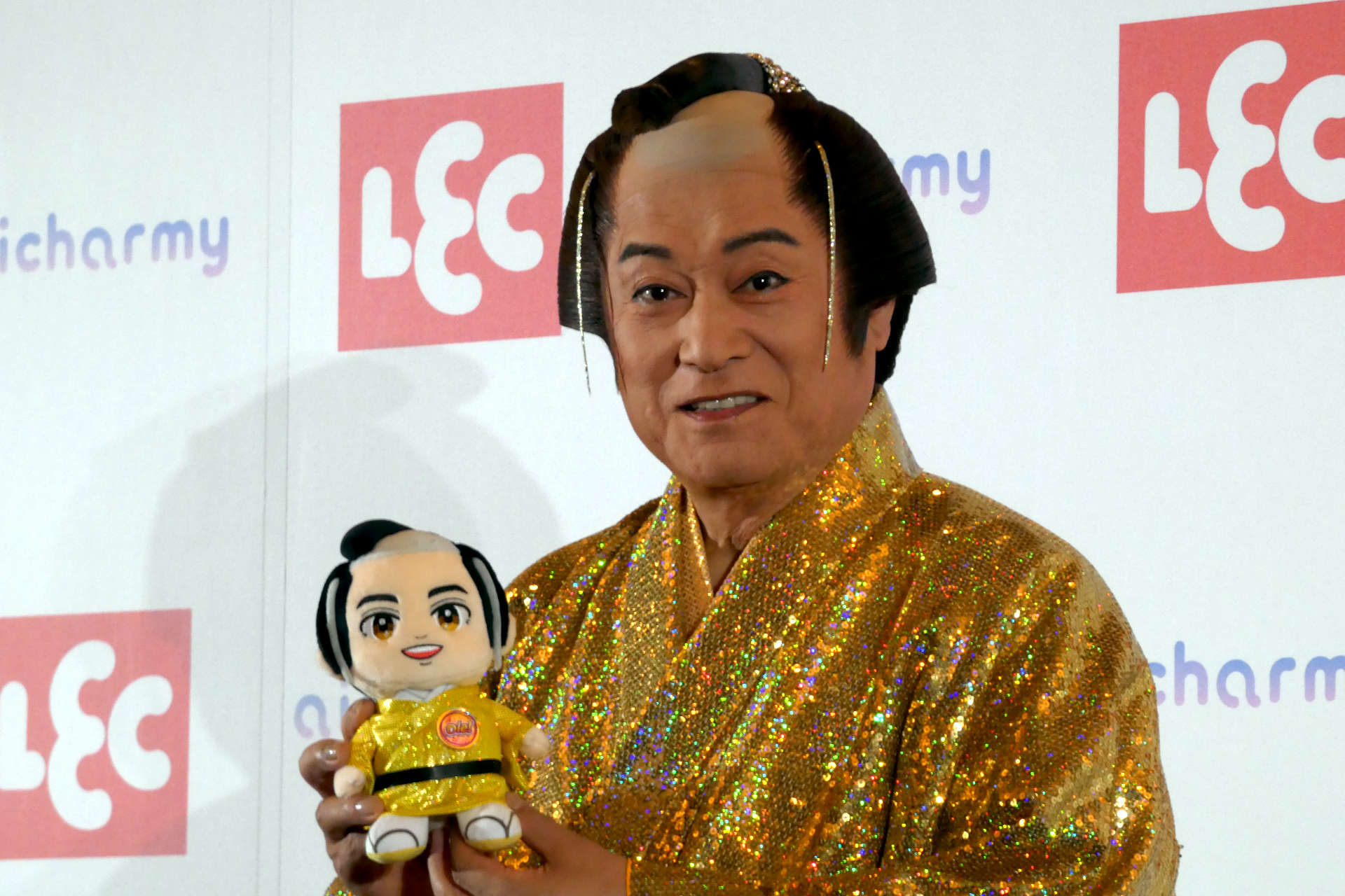 自身のAI Charmyを手にした松平健