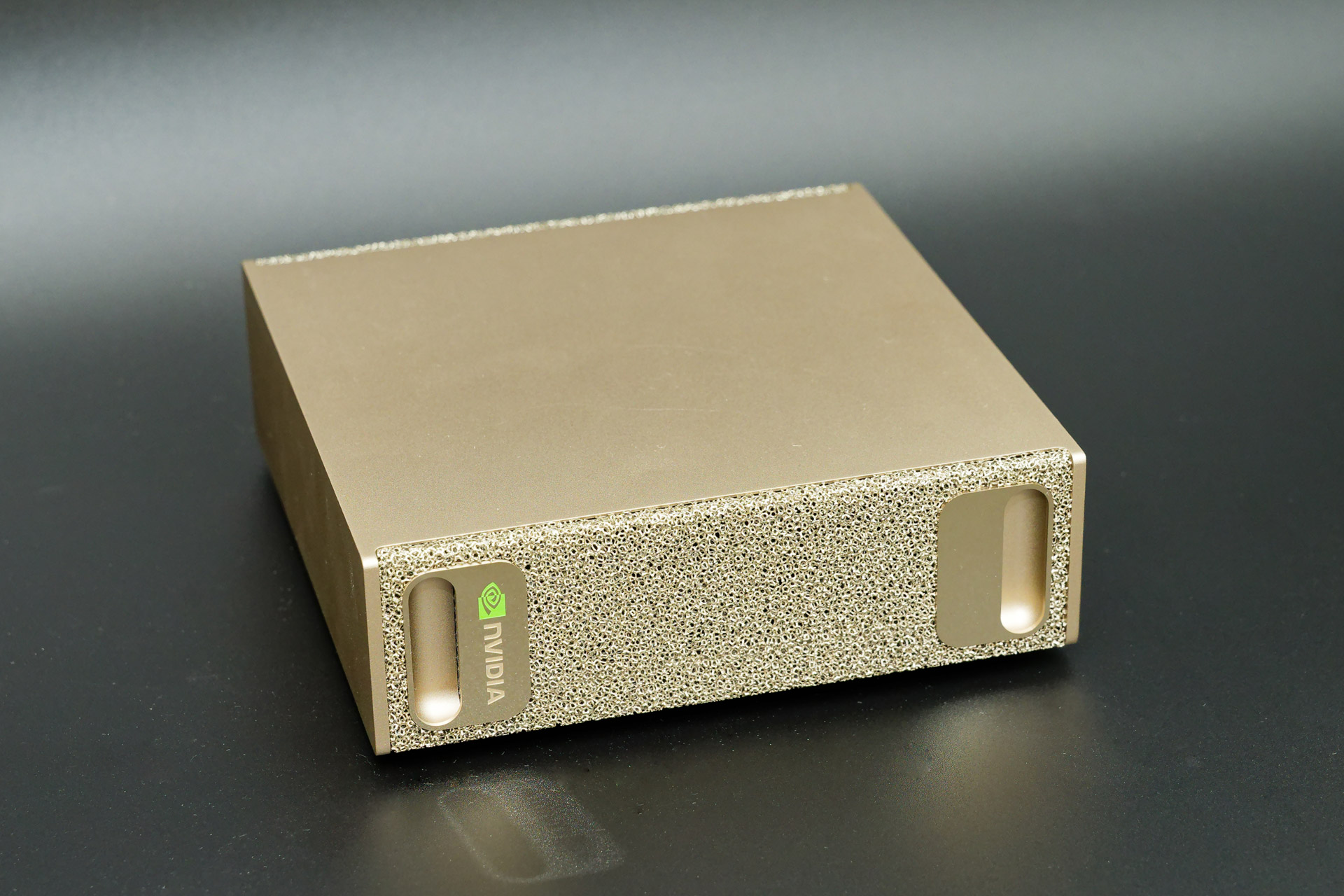 NVIDIA DGX Spark。前面のユニークな装飾は吸気口のフィルターも兼ねています