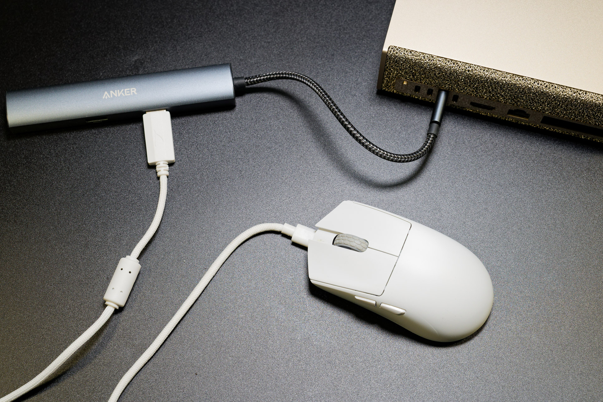 初期設定時、キーボード・マウスは有線接続が無難なので、USBハブやドッキングステーションも用意しておきたい