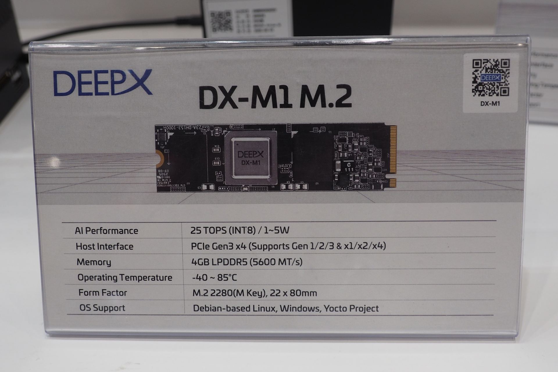 NPU「DX-M1」を搭載したM.2モジュール「DX-M1 M.2」のスペック。25TOPSのAI性能を持ち、4GBのメモリを搭載する。フォームファクターは、M.2 2280である