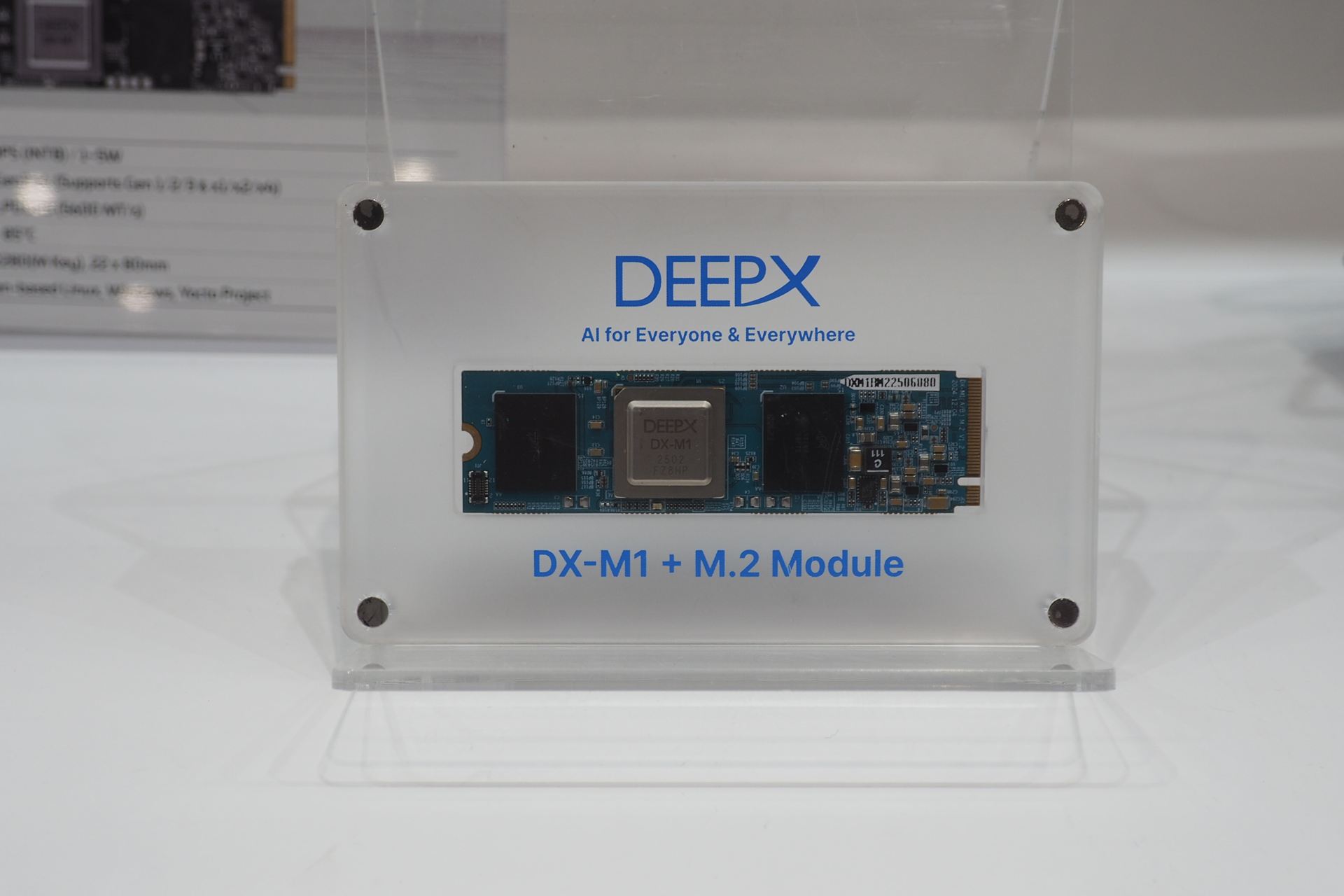 「DX-M1 M.2」の実物。すでに出荷が開始されている