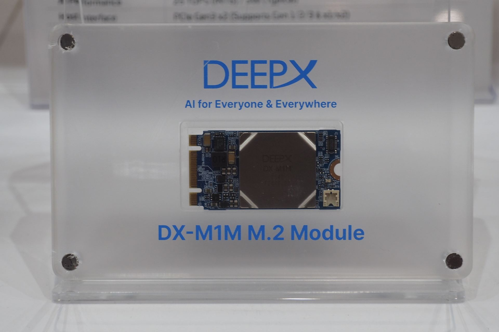 「DX-M1M M.2」の実物。すでに出荷が開始されている